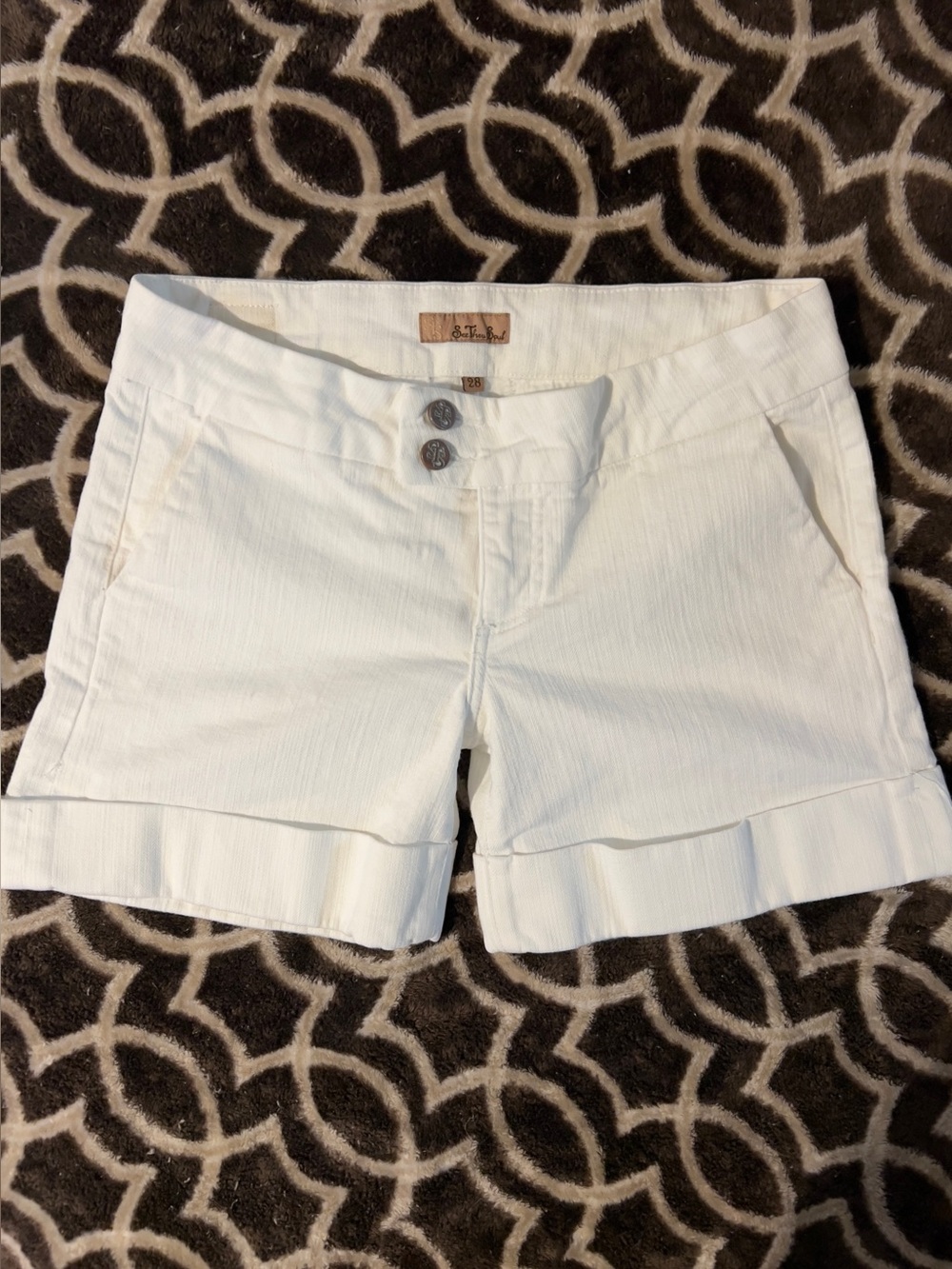 See Thru Soul - Very Cute White Cuffed Shorts - Sz 28